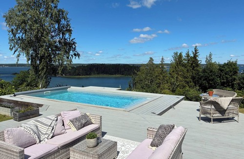 Ytterbystrand Villa | Archipelago villa on Resarö with heated pool, guesthouse and fantastic view!