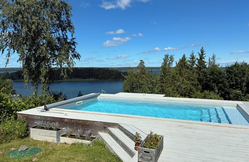 Ytterbystrand Villa | Archipelago villa on Resarö with heated pool, guesthouse and fantastic view!