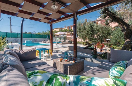 Pomer Apartment | Awesome apartment in Banjole with swimming pool