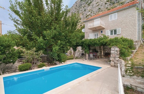 Dugi Rat Apartment | Awesome apartment in Duce with WiFi