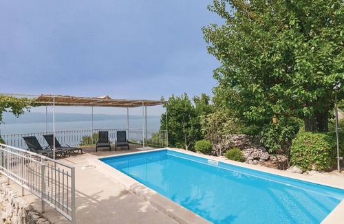 Dugi Rat Apartment | Awesome apartment in Duce with WiFi