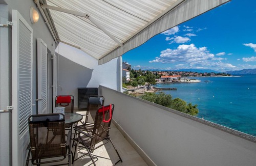 Selce Apartment | Awesome apartment in Selce with house sea view