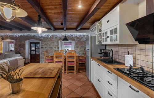 Praputnjak House | Awesome Home In Krasica