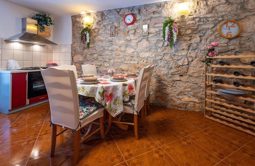 Loborika House | Awesome home in Pula with WiFi