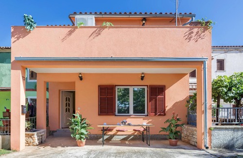 Loborika House | Awesome home in Pula with WiFi