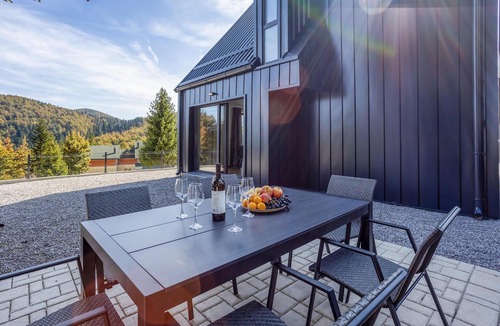 Ravna Gora House | Awesome home in Stari Laz with kitchen