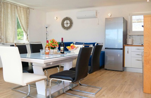 Marina House | Awesome home in Vinovac
