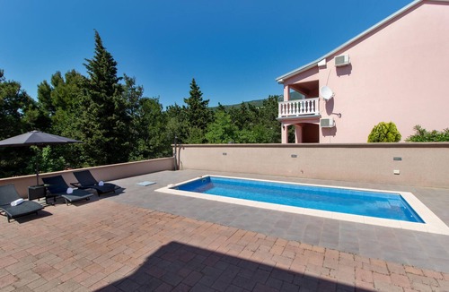 Jadranovo Apartment | Beach front apartment in Jadranovo with WiFi