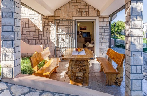 Kavran Apartment | Beach front apartment in Kavran with WiFi