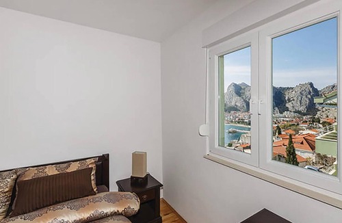 Omis Apartment | Beach front apartment in Omis with house sea view