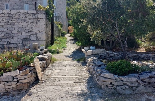 Cove Tri Zala (Zrnovo) Cottage | Beachfront holiday retreat with pristine sea views offering comfort and nature.