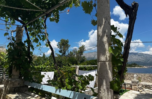 Cove Tri Zala (Zrnovo) Cottage | Beachfront holiday retreat with pristine sea views offering comfort and nature.