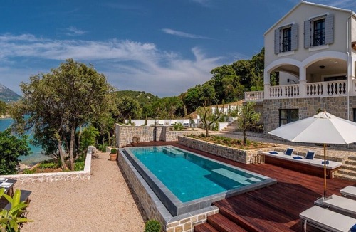 Cove Tri Zala (Zrnovo) Villa | Beachfront Villa Feodora Grande with Pool