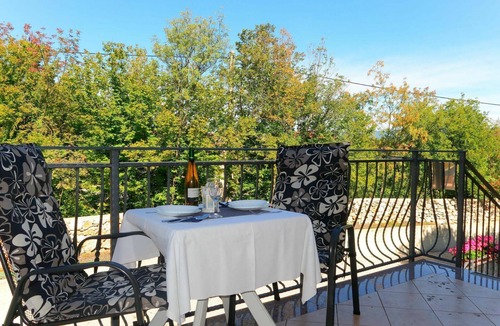 Sveti Vid Dobrinjski Apartment | Beautiful apartment for 4 guests with A/C, pool, WIFI, TV, patio and pets allowed