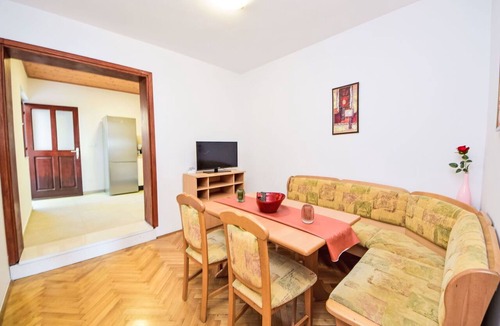 Marusici Apartment | Beautiful apartment for 7 guests with pool, WIFI, A/C, TV and balcony