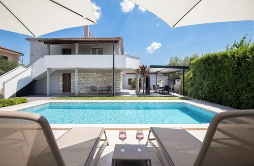 Vodnjan House | Beautiful holiday home with heated swimming pool, summer kitchen, WiFi, grill