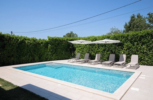 Vodnjan House | Beautiful holiday home with heated swimming pool, summer kitchen, WiFi, grill