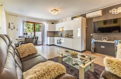 Banjole House | Beautiful home in Banjole with kitchen
