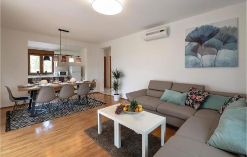 Pinezici House | Beautiful Home In Krvavici