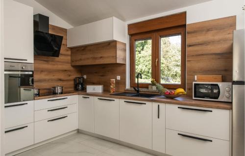 Pinezici House | Beautiful Home In Krvavici
