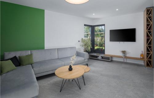 Medulin House | Beautiful Home In Medulin With Jacuzzi