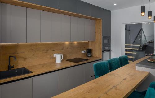 Medulin House | Beautiful Home In Medulin With Jacuzzi