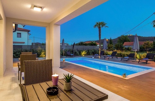 Sarsoni House | Beautiful house for 8 with spacious swimming pool