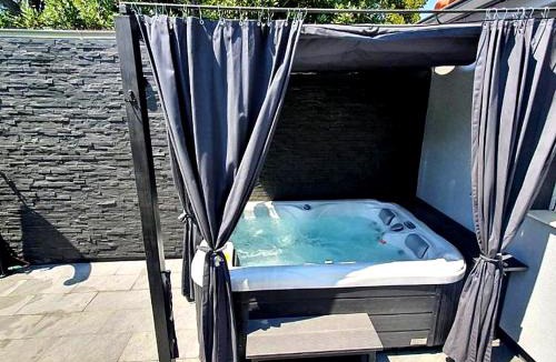 Bakarac House | Beautiful house with large terrace and jacuzzi