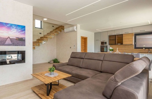 Viskovici Villa | Beautiful private villa for 7 people with WIFI, hot tub, private pool, A/C, TV and terrace