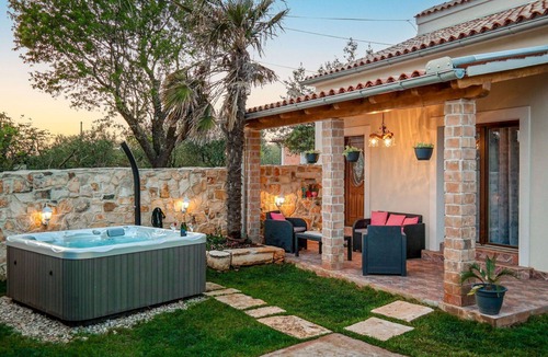 Loborika House | Beautiful private villa with WIFI, A/C, hot tub, private pool, TV, terrace and pets allowed