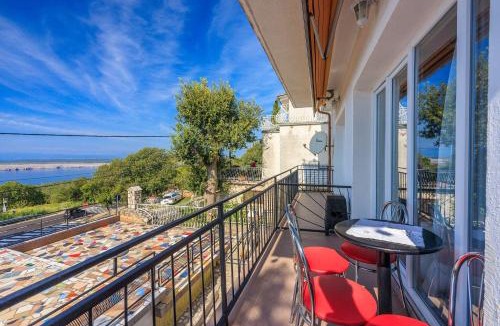 Klanfari Apartment | Beeindruckendes Apartment mit Whirlpool, Lounge-Liegen, Meerblick, Grill