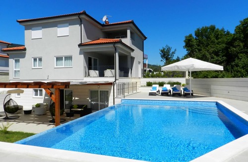 Drenje Villa | Big spacious villa with 6 rooms, beautiful terrace & swimming pool and sea view