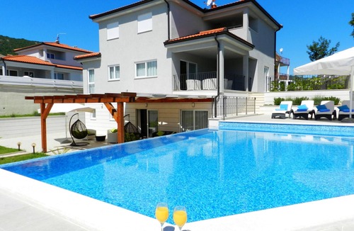 Drenje Villa | Big spacious villa with 6 rooms, beautiful terrace & swimming pool and sea view
