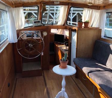 Enkhuizen Boat Rental | Boot & Breakfast - slapen op het water