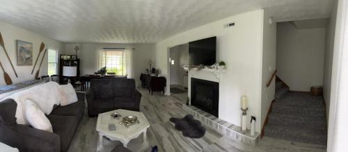 Wisconsin Dells House | Breezeway Bay - Waterfront Full House