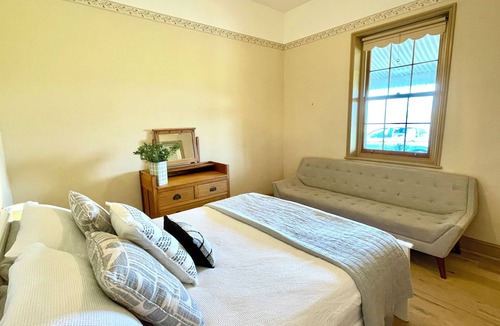 Goolwa Cottage | Breezy Goolwa Riverview Retreat near cafes with walking & bike track on doorstep