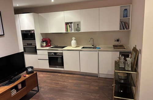 Tottenham Apartment | Bright modern apartment minutes from Tottenham Station direct Victoria line
