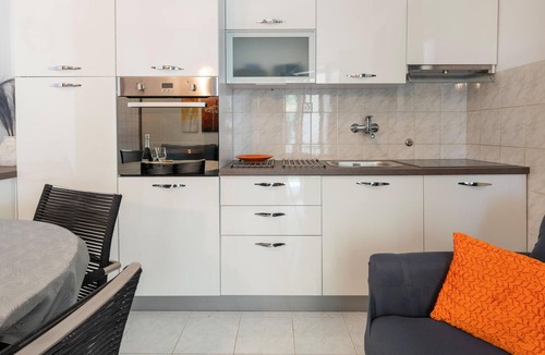 Vinkuran Apartment | Bring your pet on vacation in this vacation apartment by the sea!