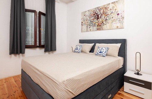Vinkuran Apartment | Bring your pet on vacation in this vacation apartment by the sea!