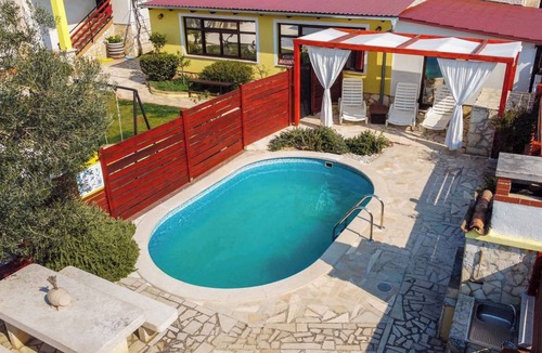 Muntic House | Bungalow with outdoor pool