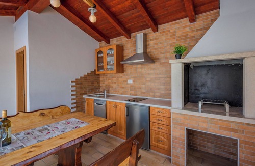 Lindar House | Casa Smoky by Interhome