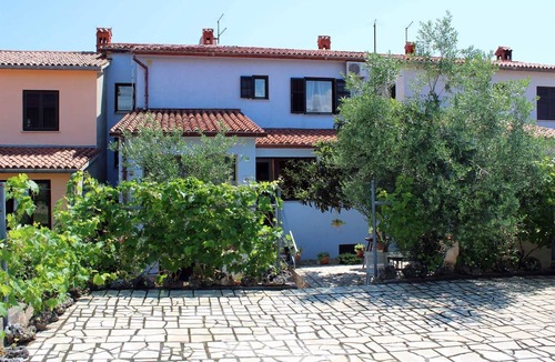 Vinkuran Apartment | Charming 2-Bedroom Apartment with Parking, Perfect for 5