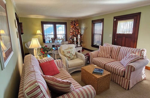 Princeton House | Charming 3-bedroom farmhouse with beautiful views.newly decorated.