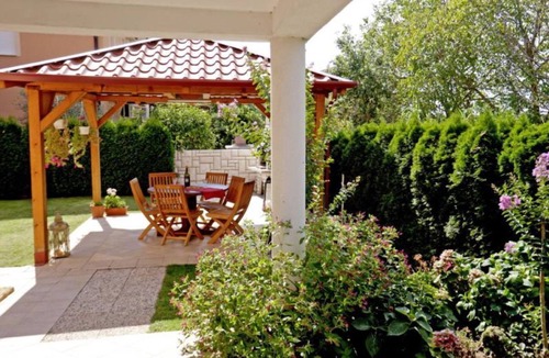 Vinkuran Apartment | Charming Apartment with Garden - beach 300 m away