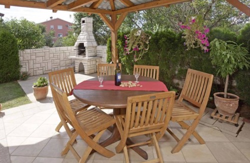 Vinkuran Apartment | Charming Apartment with Garden - beach 300 m away
