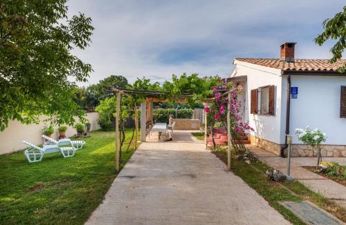 Loborika House | Charming holiday house with beautiful garden and grill