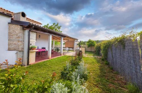 Loborika House | Charming holiday house with beautiful garden and grill