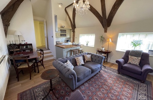 Cirencester Apartment | Cirencester Grade II listed Town House with private off street parking.