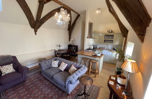 Cirencester Apartment | Cirencester Grade II listed Town House with private off street parking.