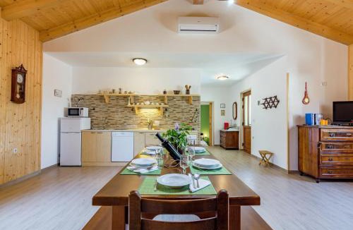 Cerovlje Apartment | Comfortable apartment in Cerovlje with pool